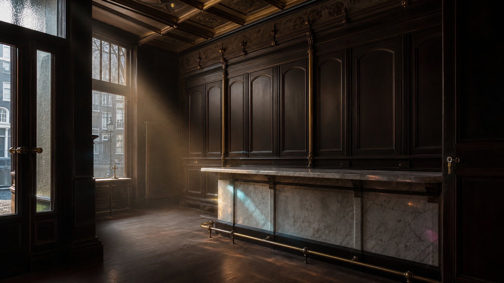 Sfeerreferentie van het lege historische interieur met donker hout, marmer en ochtendlicht